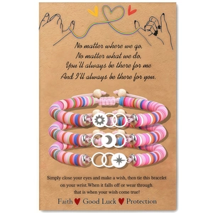 Détail de trois bracelets soleil, lune et étoile sur carte cadeau avec perles bohèmes