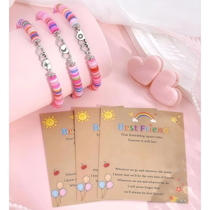 Détail des bracelets d'amitié 3 pièces avec breloques cœur et motifs soleil lune étoile