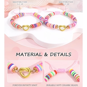 Detail van verstelbare koppelarmbanden met oneindigheidsknoop-hart en gekleurde kleikralen