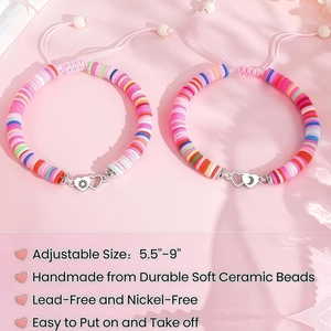 Gros plan de bracelets en perles Heishi avec cordons tissés roses réglables