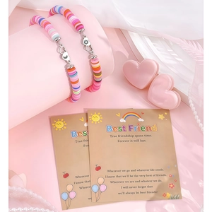 Détail de bracelets en argile polymère colorée avec breloques soleil, lune et cœur