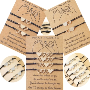 Bracelets Pinky Promise tressés avec pendentifs cœurs en acier sur carte cadeau