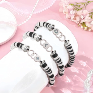 Ensemble de 3 bracelets en perles Heishi avec breloques soleil, lune et étoiles noir et blanc