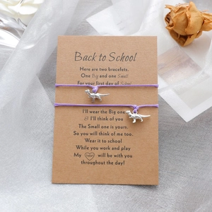 Detail von lila Dinosaurier-Armbändern auf Back to School Themen-Geschenkkarten