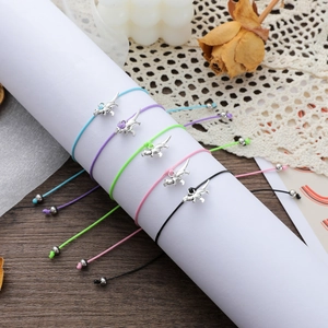 Set aus fünf verstellbaren Dino-Armbändern in Blau, Lila, Grün, Rosa und Schwarz