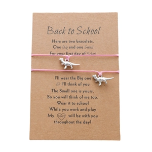 Rosa Dinosaurier-Armband-Set auf Back-to-School-Geschenkkarte für Kinder und Eltern
