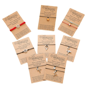 Bracciale intrecciato regolabile con ciondolo fenicottero su cartoncino regalo kraft