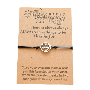 Dettaglio del bracciale a cuore intrecciato a mano su display card di Ringraziamento
