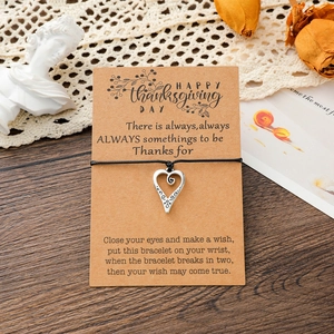 Bracciale intrecciato a mano con ciondolo a cuore su biglietto d'auguri Ringraziamento