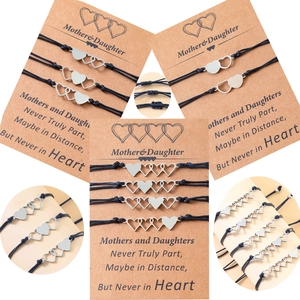 Détail de l'ensemble de bracelets avec breloque cœur pour mère et fille en cordon
