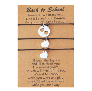 Dreiteiliges Schulanfang-Armband-Set aus Edelstahl mit Herzanhängern auf Geschenkkarte