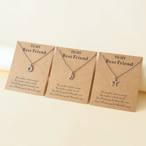 Lot de trois colliers soleil lune étoile sur carte To My Best Friend kraft cadeau