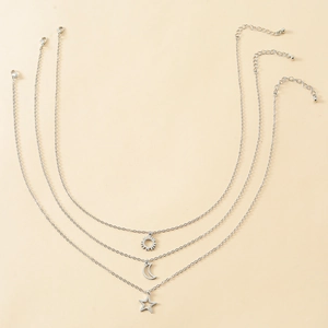 Vue détaillée du fermoir mousqueton et de la chaîne de réglage sur un collier argenté