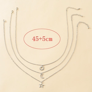 Détail des colliers avec pendentifs soleil lune et étoile et dimensions de 45 plus 5cm