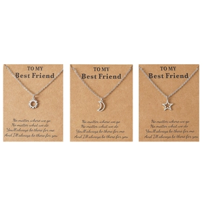 Trois colliers en acier avec pendentifs soleil lune et étoile sur cartes d'amitié