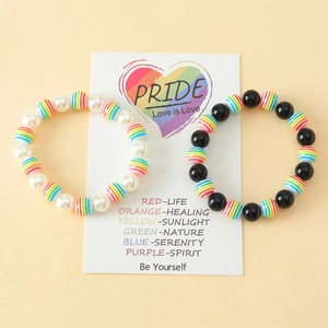 Regenbogen-Perlenarmbänder mit Pride-Bedeutungskarte auf gelbem Hintergrund
