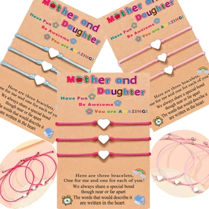 Ensemble de trois bracelets à breloques cœur mère et fille sur carte cadeau