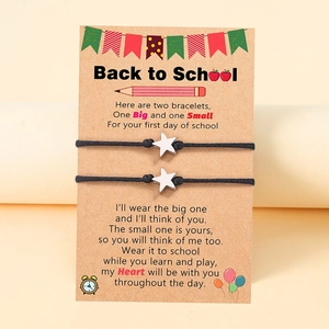 Stern-Charm-Webarmbänder-Set zum Schulanfang auf einer bunten Grußkarte im Set