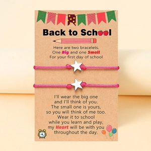 Detailansicht der rosa Stern-Armbänder auf einer Back to School Themen-Geschenkkarte