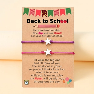 Detail der Stern-Charm-Armbänder auf der Back to School Geschenkkartenverpackung