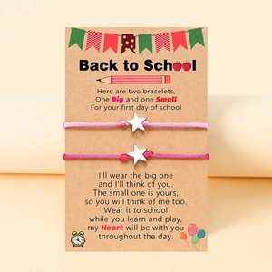 Detail von Stern-Armbändern auf Back-to-School-Geschenkkarten für Kindergartenkinder