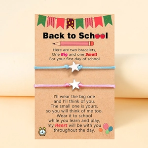 Detail der gewebten Armbänder mit Sternanhängern auf Back to School Themenkarte