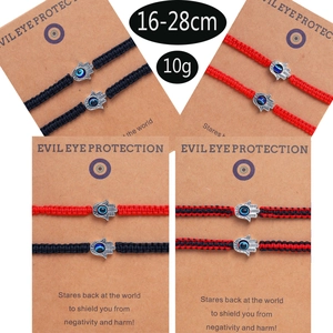 Détail de bracelets Hamsa Evil Eye réglables tissés en quatre options de couleur