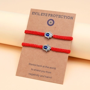 Bracelets de protection Hamsa Hand Evil Eye en cordon rouge sur carte d'affichage
