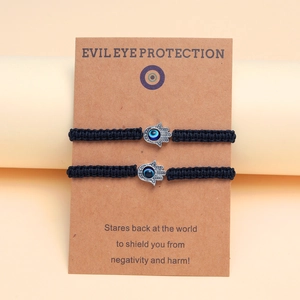 Détail de bracelets de protection Main de Fatma et Œil du Mal sur carte cadeau