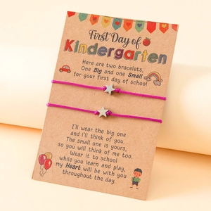 Detail von Stern-Armbändern auf Geschenkkarte zum ersten Schultag im Set