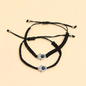 Détail de bracelets en cordon noir avec pendentifs Main de Fatma et Mauvais Œil