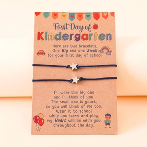 Details von Stern-Armbändern auf der First Day of Kindergarten Geschenkkarte