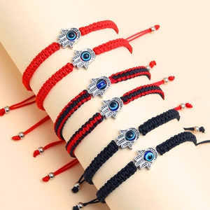 Détails des bracelets Hamsa main de Fatma tressés rouges et noirs avec perles en argent