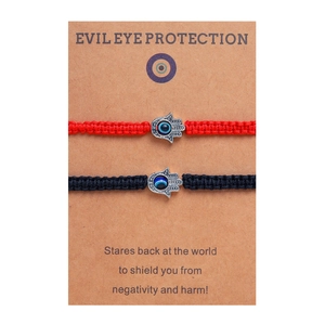 Bracelets tressés Main de Fatma avec œil maléfique sur carte en kraft