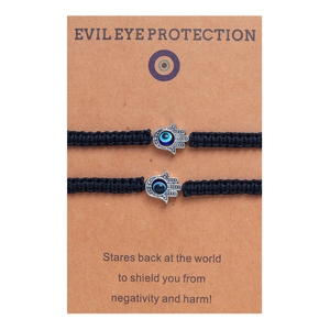 Détail de bracelets de protection Hamsa Hand et Evil Eye tressés noirs à la main