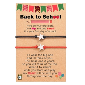 Detail der Stern-Webarmbänder auf einer Back to School Geschenkkarte mit Botschaft