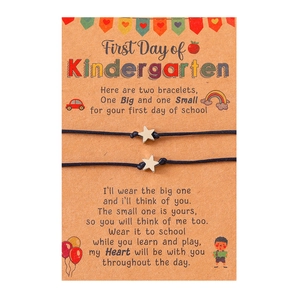 Passende Sternen-Armbänder auf der Karte Erster Kindergartentag für Mutter und Kind