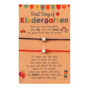 Detail von gewebten Stern-Armbändern auf Karte für den ersten Schultag im Kindergarten