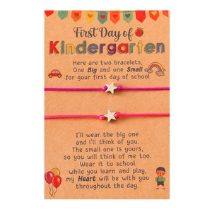 Rosa geflochtene Stern-Armbänder im Set mit Kindergarten-Geschenkkarten-Thema