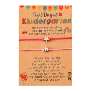 Detail der Stern-Armbänder auf einer Karte zum ersten Kindergartentag mit Gedicht