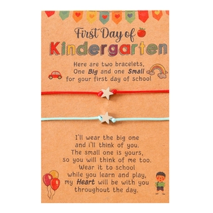 Details von roten und blauen Sternarmbändern auf Kindergarten-Geschenkkarten