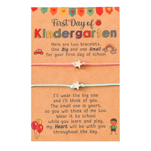 Detailansicht der Stern-Armbänder auf einer Karte zum ersten Kindergartentag