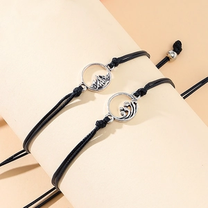 Detail der verstellbaren Paar-Armbänder mit gravierten Berg- und Wellenanhängern