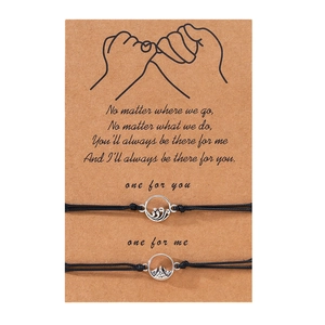 Detail der Berg- und Meeres-Armbänder auf einer sentimentalen Geschenkkarte aus Kraftpapier