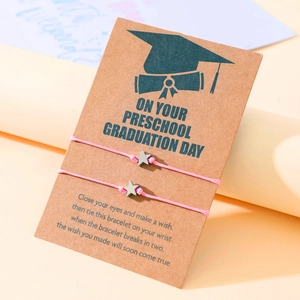 Braccialetti graduazione rosa con ciondolo a stella su cartoncino per bambini