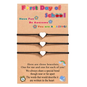 Drei Herz-Armbänder mit schwarzer Kordel auf First Day of School Glückwunschkarte