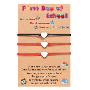 Dreiteiliges Herz-Armband-Set mit gewebten Kordeln auf Kraftpapier-Geschenkkarte