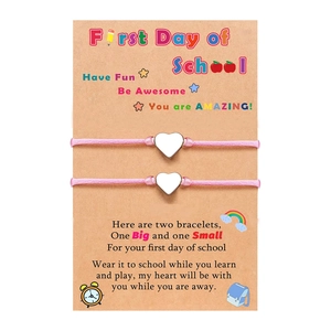Mutter und Tochter Herz-Armbänder auf Back to School Geschenkkarte Set