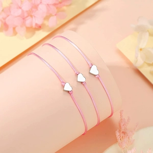 Detailansicht von drei rosa Herz-Armbändern, gewickelt um einen runden Display-Zylinder