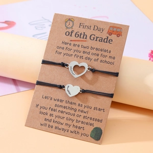 Makroaufnahme von Mutter-Tochter-Herzarmbändern für Geschenke zum Schulanfang